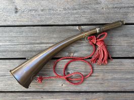 antikes Signalhorn mit Schnur und Quaste