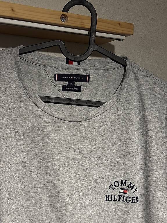 T-shirts: Shirt Tommy Hilfgier XL – D'occasion à Triengen par Ike67 1