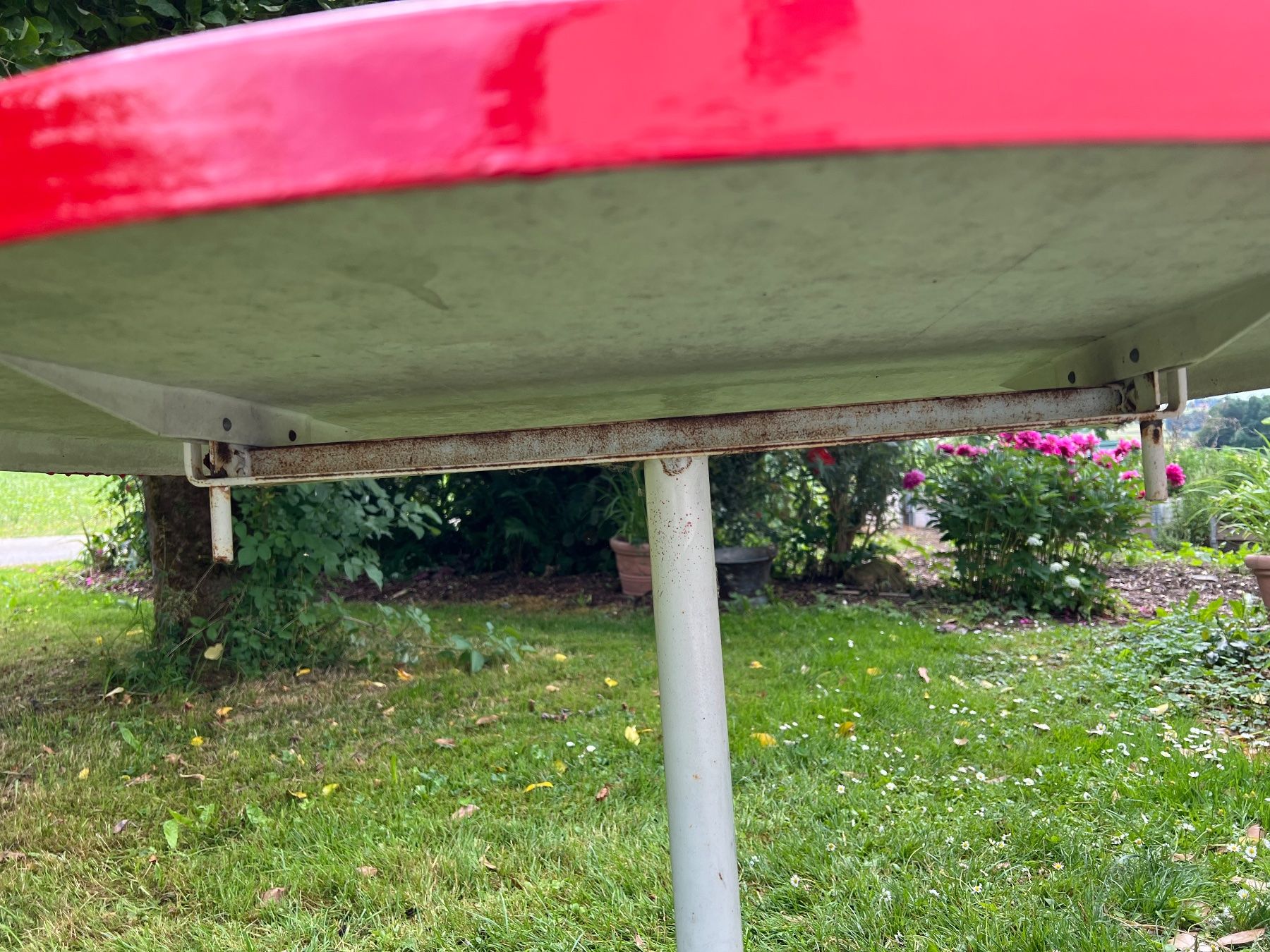 Tische: Roter Gartentisch mit Sternfuss, vintage – Gebraucht aus Altikon von Linus62 1