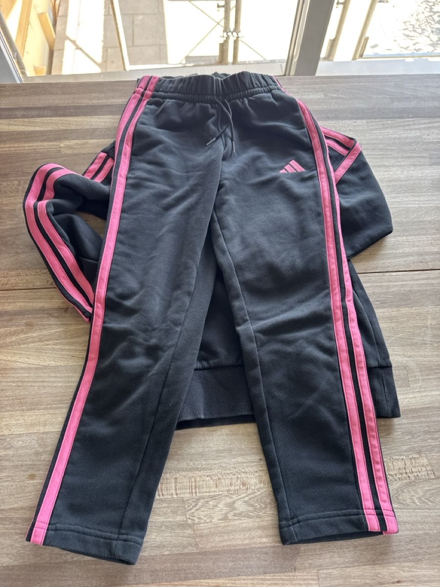 Adidas Kleiderpakete & -sets: Adidas Traineranzug 140/152 – Gebraucht aus Hägendorf von laumatt 2