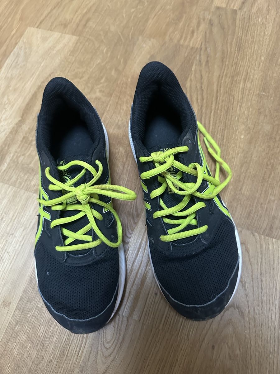 Asics Herrenschuhe: Turnschuhe Turnhalle 36.5 – Gebraucht aus Hochdorf von lefaho
