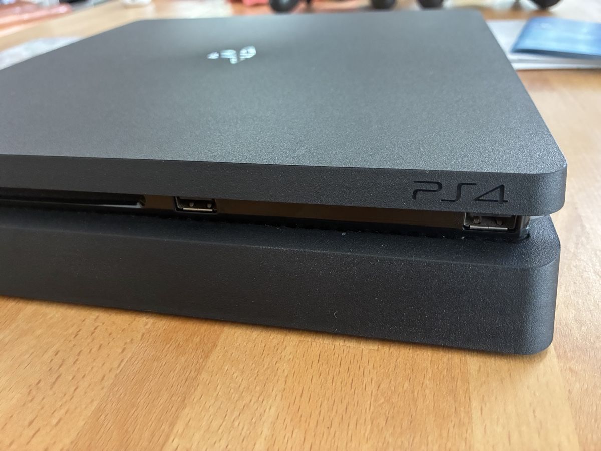 Sony Console: PS4 Slim 500 GB + 2 Controller + 2 Spiele + Kabel – Usato da Bonstetten venduto da sarah.arquint 3