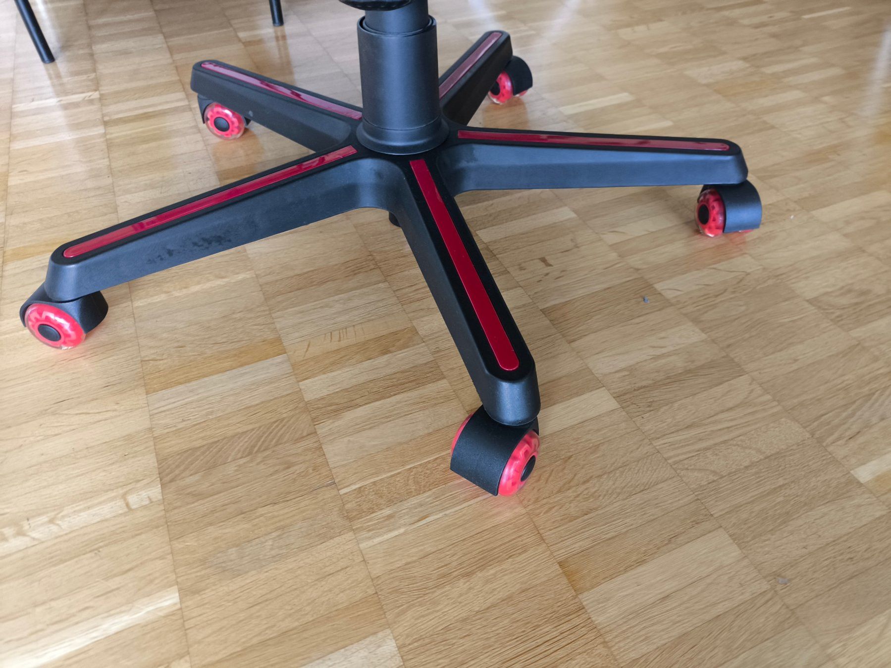 Nitro Concepts Sedie: Nitro Concepts Gaming-Stuhl schwarz/rot – Difettoso da Aarau venduto da Amothan 2