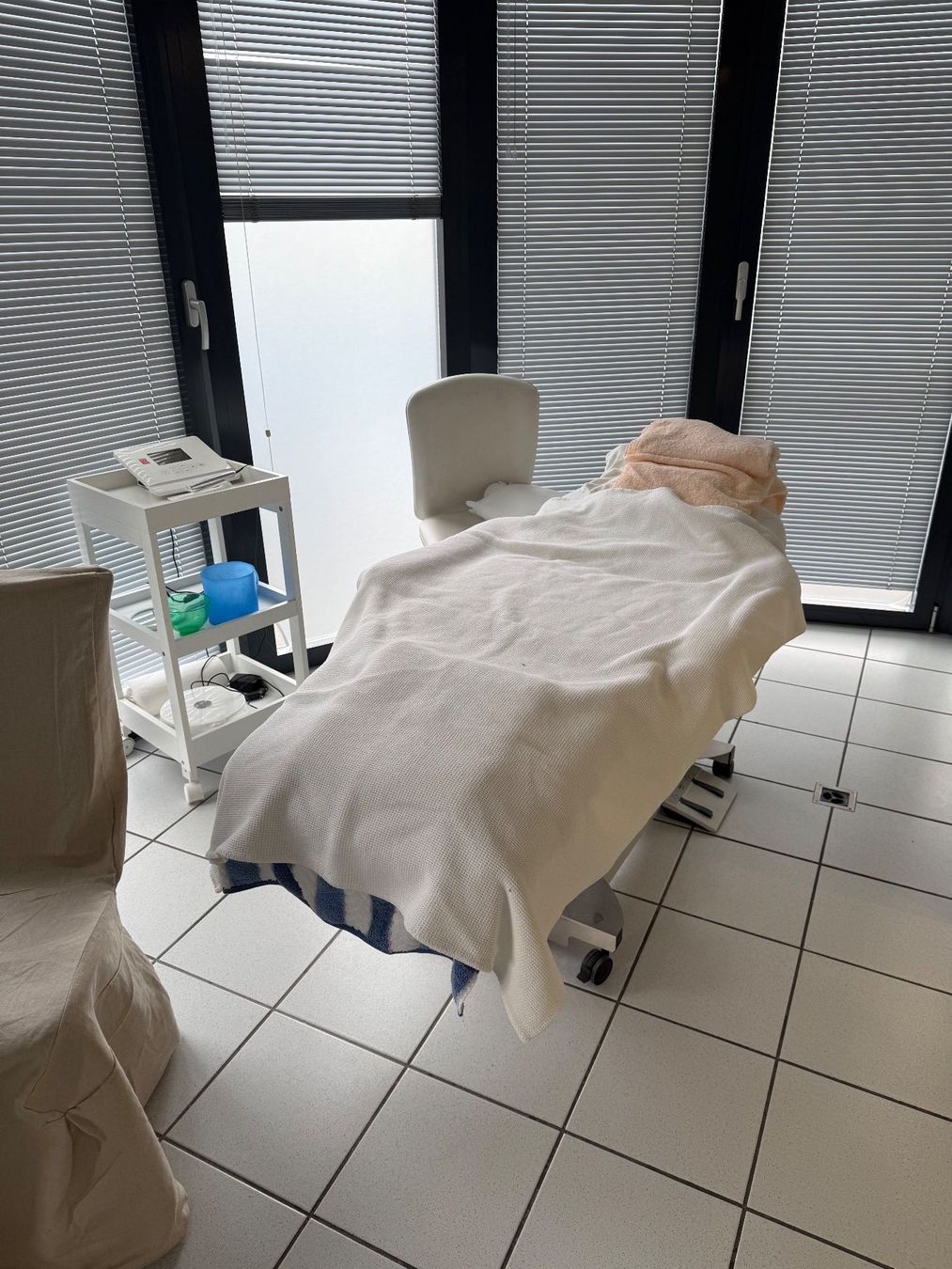 Lettini & sedie per cosmetici: Elektrische Kosmetik/Massageliege – Usato da Merenschwand venduto da kmo_8hbs
