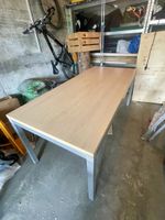 Tisch mit Alubeinen
