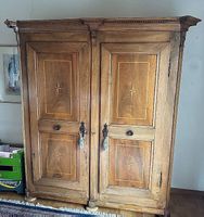 Barockschrank aus Nussbaum, antik, handgeschnitzt, Unikat