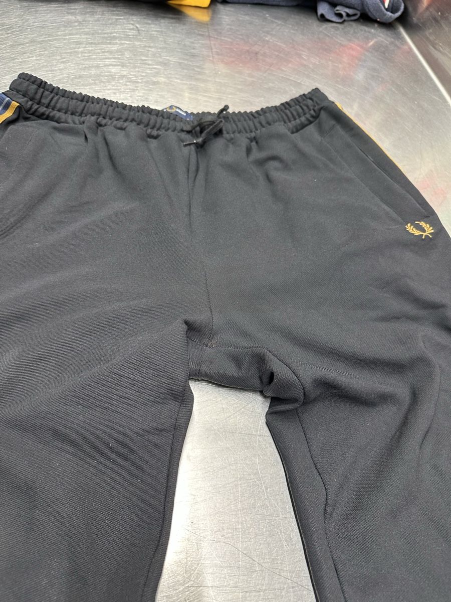 Fred Perry Pantaloni: Fred Perry Trainingshose schwarz – Usato da Schwende venduto da weesli 4