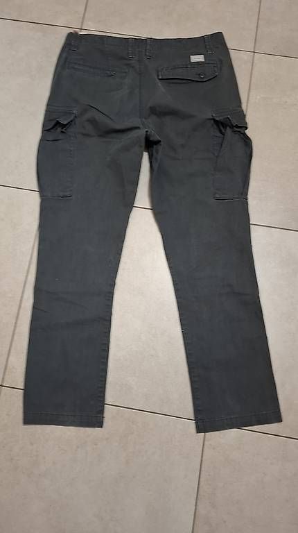 Pantaloni: Pantalon cargo gris/vert taille 34 – Usato da Essertes venduto da ast_mk5t