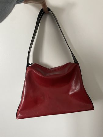 Sac à main rouge vintage avec détails cloutés