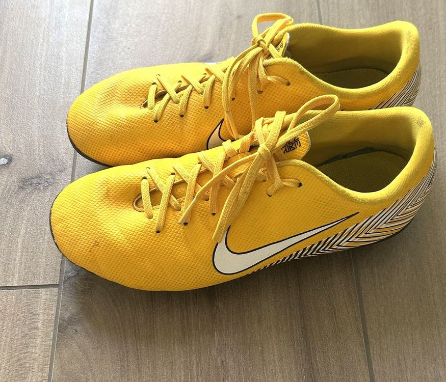 Nike Herrenschuhe: NIKE Fussballschuhe «Jr. Vapor 12 Academy GS», gelb, Gr. 38, – Gebraucht aus Laufen von Gwitterchischte 1