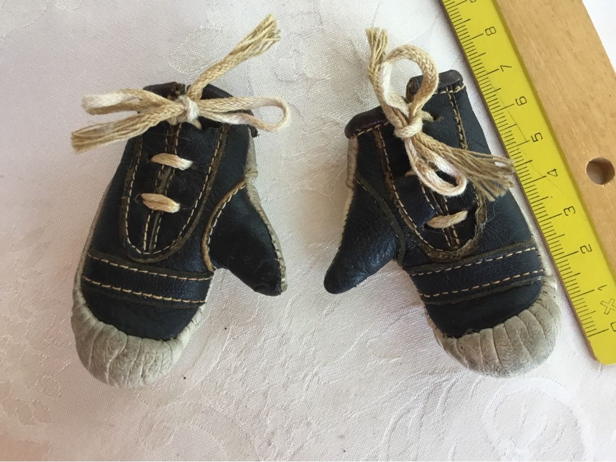 Jouets: Leder Boxhandschuhe Puppengrösse – D'occasion à St. Gallen par chamilla 1