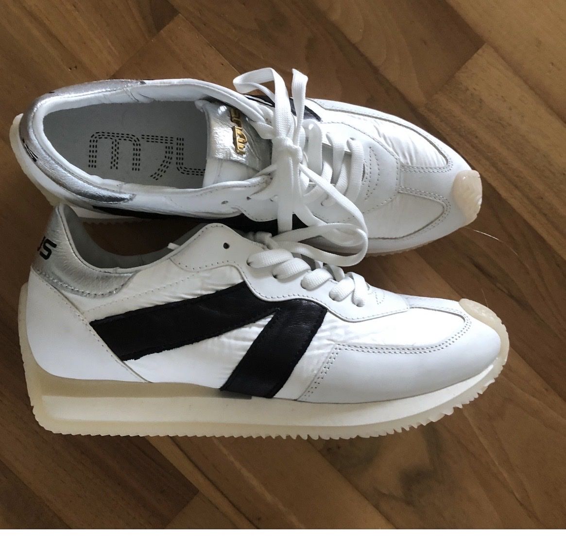 Mjus Scarpe da donna: Original MJUS Sneaker, Gr. 39, Weiss/Silber - Top! – Nuovo (secondo la descrizione) da Schachen LU venduto da Bassman02
