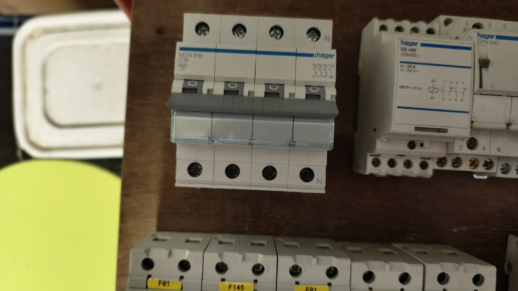 Hager Componenti elettronici: Gebrauchte Hager Elektrokomponenten, – Usato da Riehen venduto da jam_8ly9 1