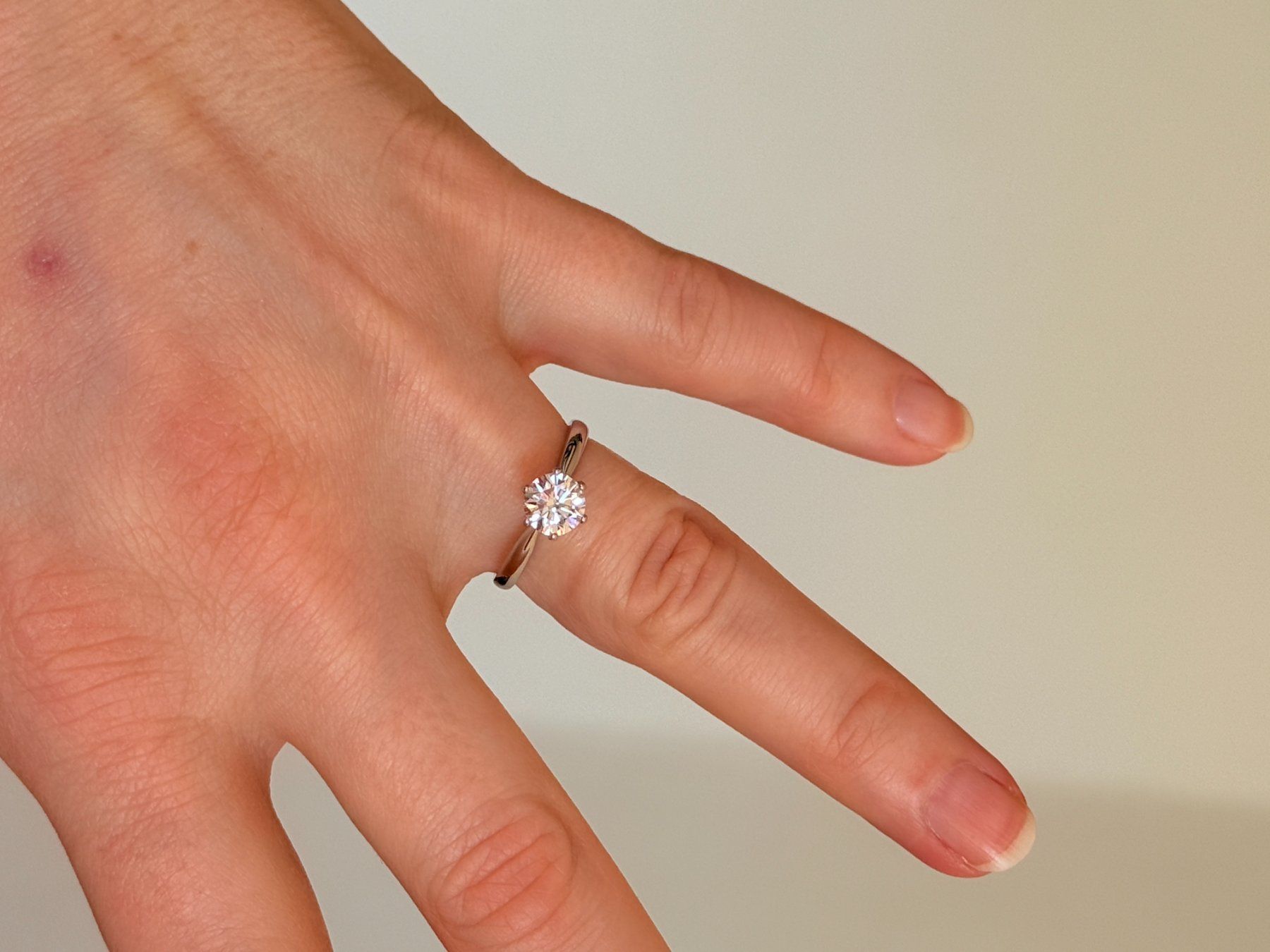 Anelli: 6,5MM 1CT WHITE COLOUR D Moissanite ring with Certificate – Nuovo e nell'imballaggio originale da Genève venduto da AGBERG 6