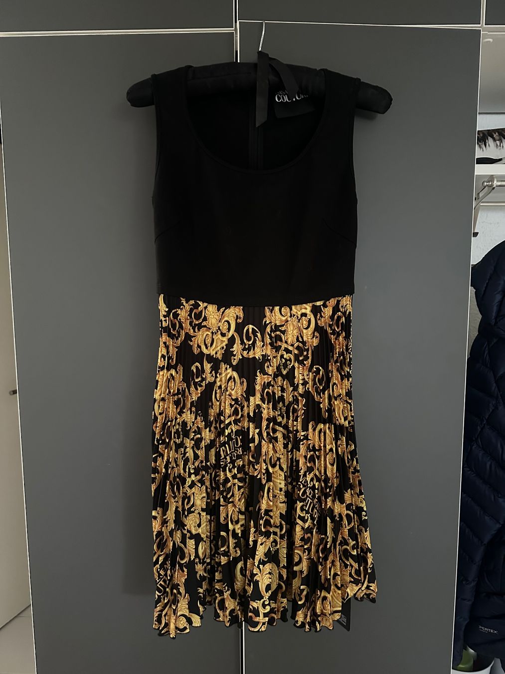 Versace Vestiti: Versace Freizeitkleid, neu, NP Fr. 530.-- – Nuovo e nell'imballaggio originale da Hombrechtikon venduto da Herbstsonne 3