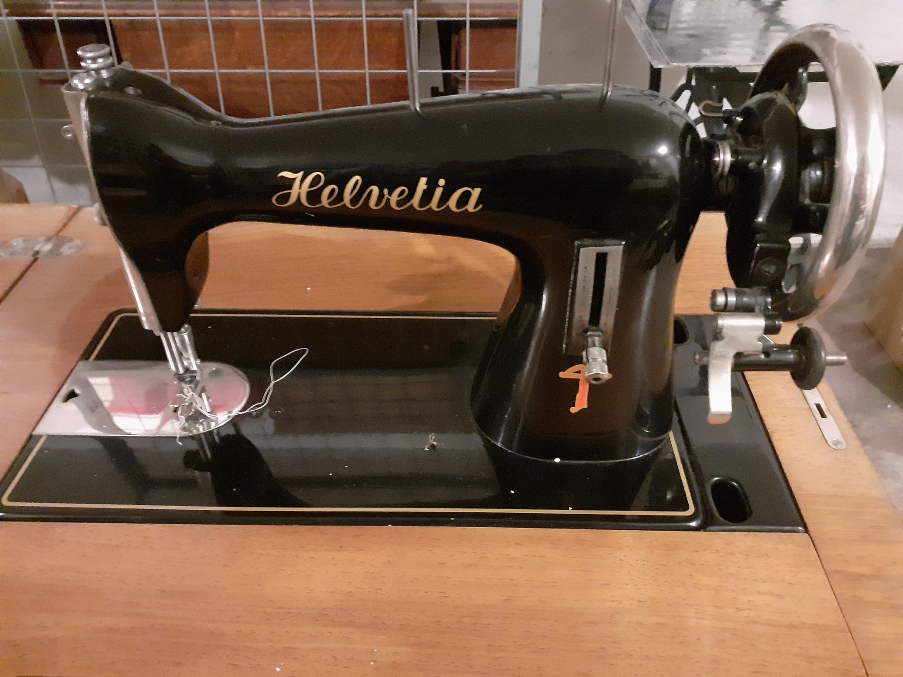 Nähmaschinen: Nähmaschine Helvetia – Gebraucht aus Zürich von Crocuda