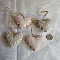 Nr. 2) 4 Stoffherzen mit Schnur zum Aufhängen - Neu