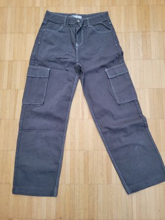 7. Pantalon cargo Bershka, taille 36, couleur gris foncé.