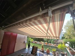 Markise mit Streifenmuster und Auswurfarm Breite 4m