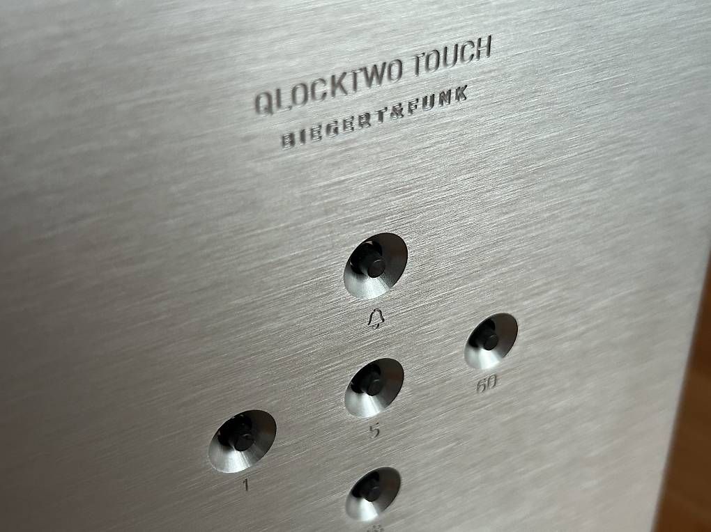 Qlocktwo Uhren: QLOCKTWO Touch – Gebraucht aus Forch von Schmaegifaetz 2