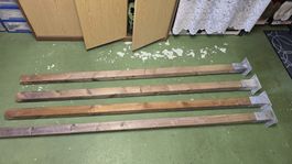 Holzpfäle mit Sockel