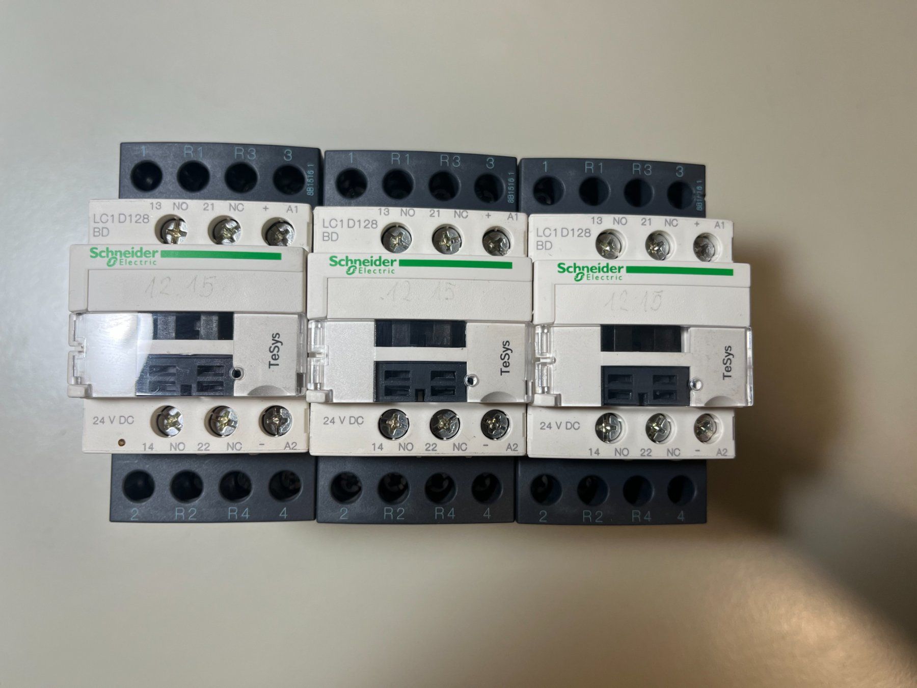 Schneider Componenti elettronici: Schneider Schütz LC1D128 BD 24VDC 3stk. – Usato da Jenaz venduto da Speedy350 1