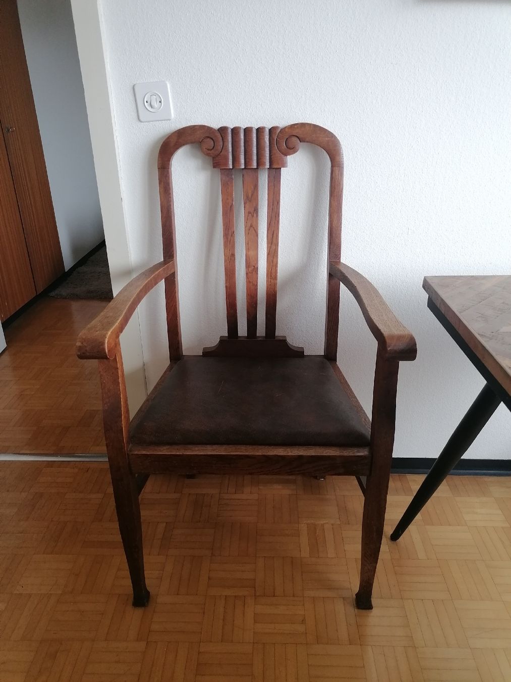 Sedie: Massiver grosser Stuhl aus Holz – Usato da Luzern venduto da Dorota.