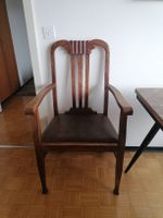 Massiver grosser Stuhl aus Holz