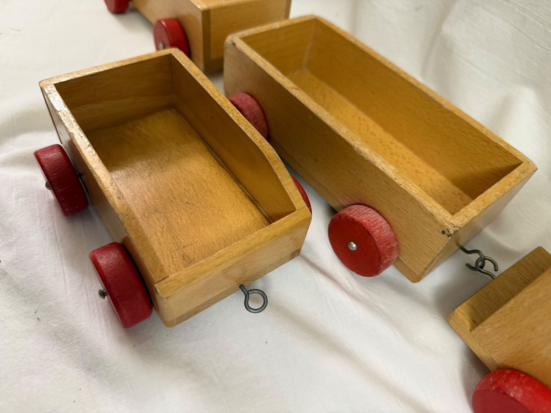 Giocattoli: Holz-Eisenbahn mit roten Rädern – Usato da Bern venduto da rewe45 2
