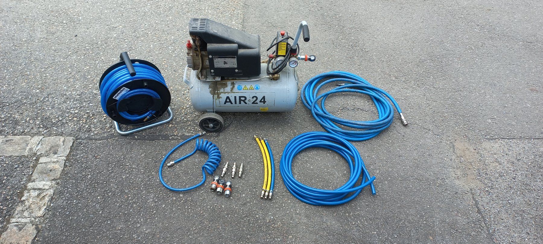 Alle Werkzeuge: Compressore aria con accessori – Neu (gemäss Beschreibung) aus Biasca von LorisF.