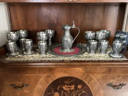 Umfangreiches Zinn-Set mit Kanne, Bechern & Servierteller