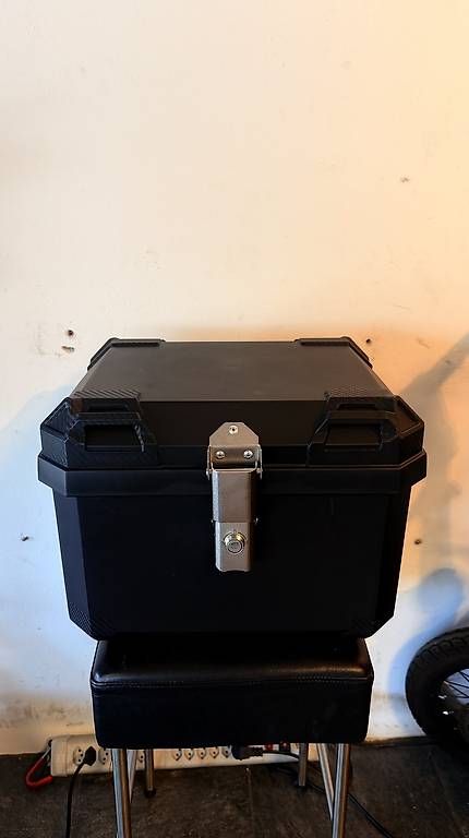 Tutti i ricambio per moto: Schwarze Motorrad Box Neu – Usato da Unterseen venduto da beE-Scooter