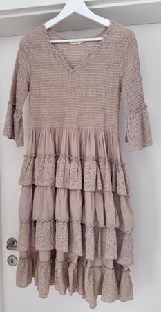 Kleid sandbeige Grösse S mit Rüschen und Lochstickerei