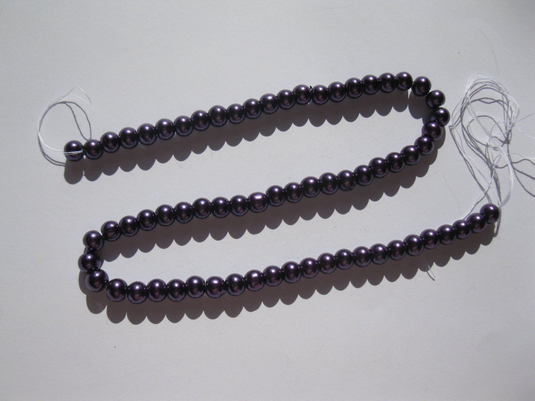 Perlen (unechte): 1 Strang Glasperlen Perlmutt 6mm, dunkel violett – Neu und originalverpackt aus St. Margarethen TG von LuanaKa 1