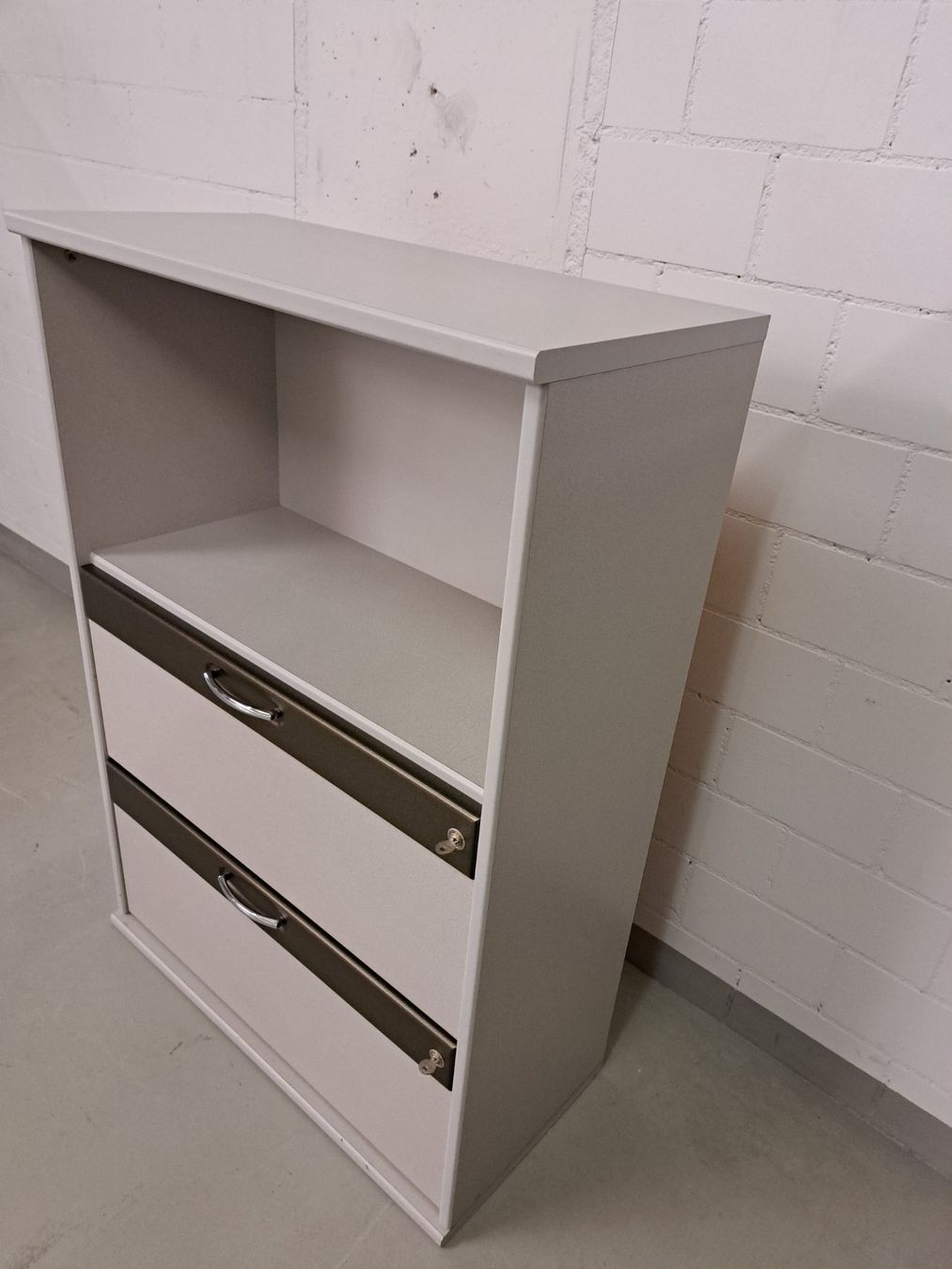 Cassettiere: Sideboard grau mit abschliessbaren Schubladen – Usato da Embrach venduto da lichttechnik 1