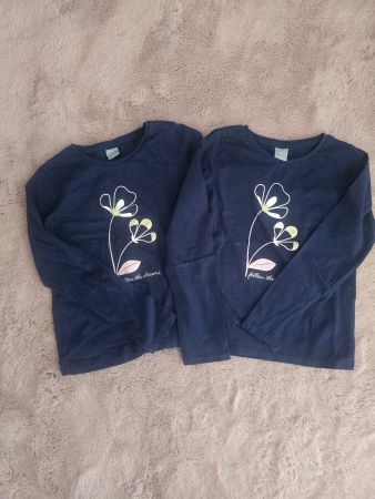 2 Langarmshirts dunkelblau mit Blumenmotiv, Grösse 134,