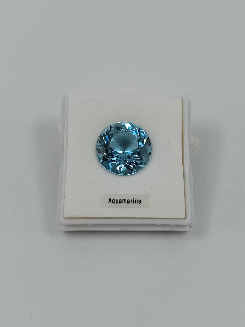 Pietre preziose: 1 AUSSERGEWÖHNLICHER AQUAMARIN 42.37 CT. – Usato da Luzern venduto da EdiGem