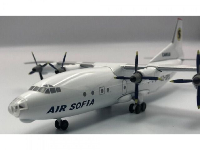 Kit di modellismo & Modellini statici: Antonov An-12 Air Sofia LZ-SFA  1/200 – Nuovo e nell'imballaggio originale da Hochfelden venduto da KUM-Modelle