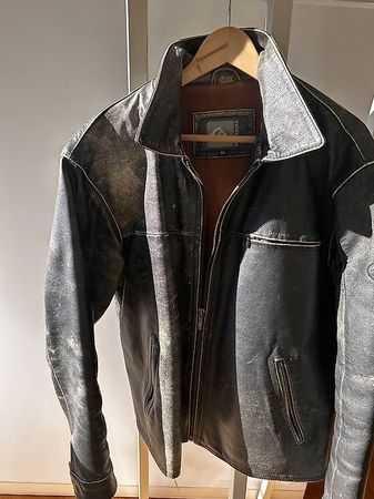 Blouson cuir de la marque QuickSilver, taille XL.
