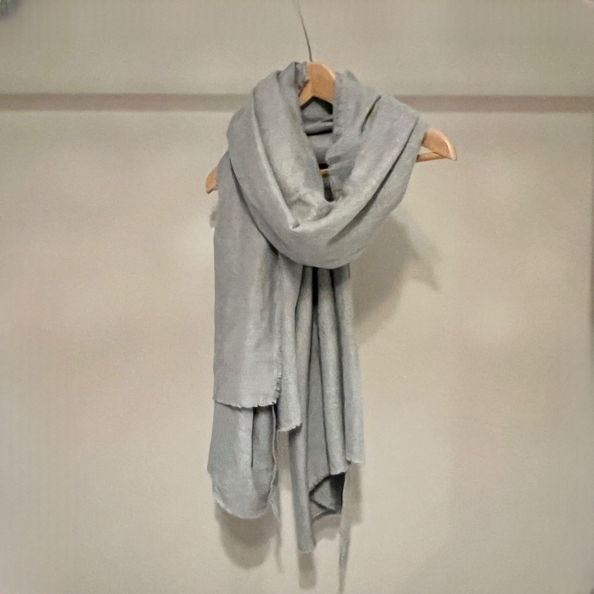 Zara Foulard & Sciarpe: ZARA LARGE FLUFFY SCARF – Nuovo (secondo la descrizione) da Lütisburg venduto da mahee