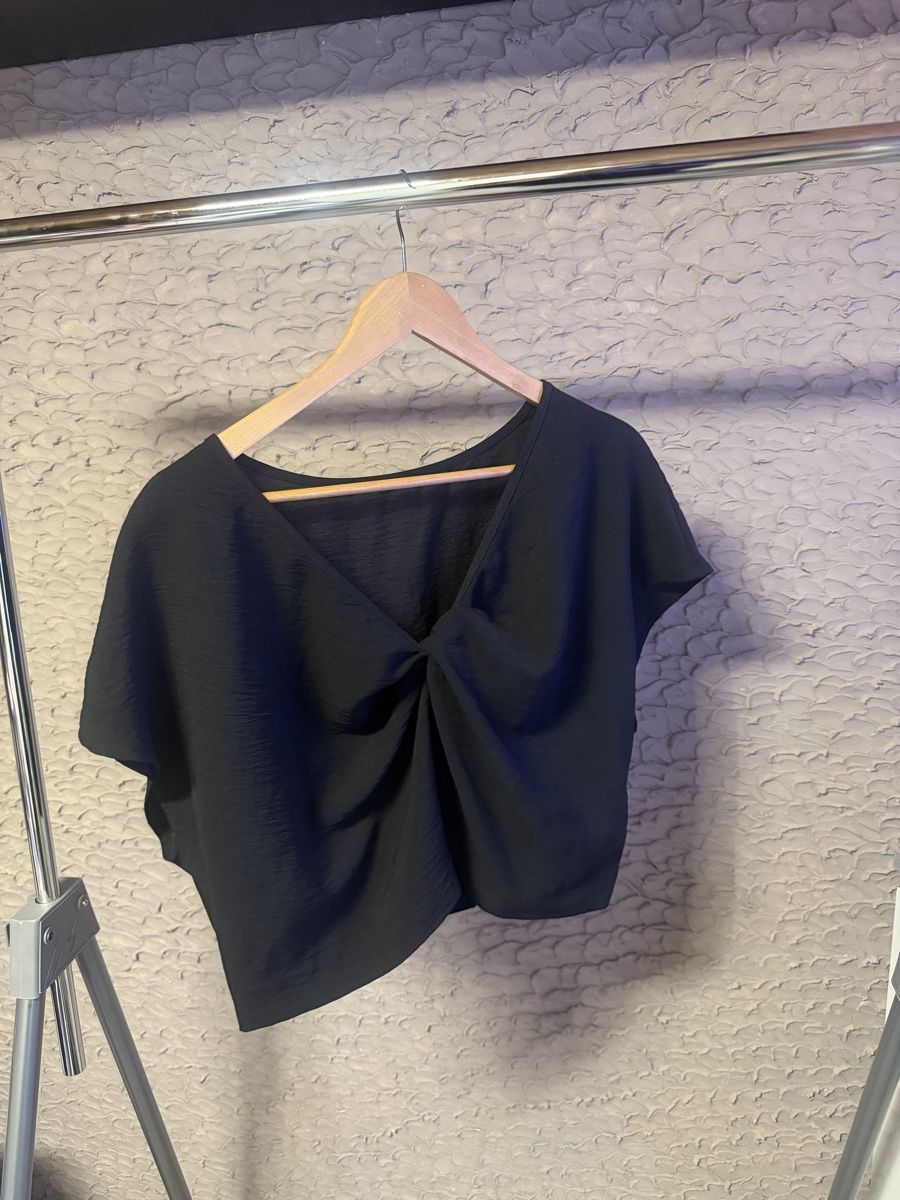 Top: Haut noir  – Usato da St-Séverin venduto da zoe_28p5 1