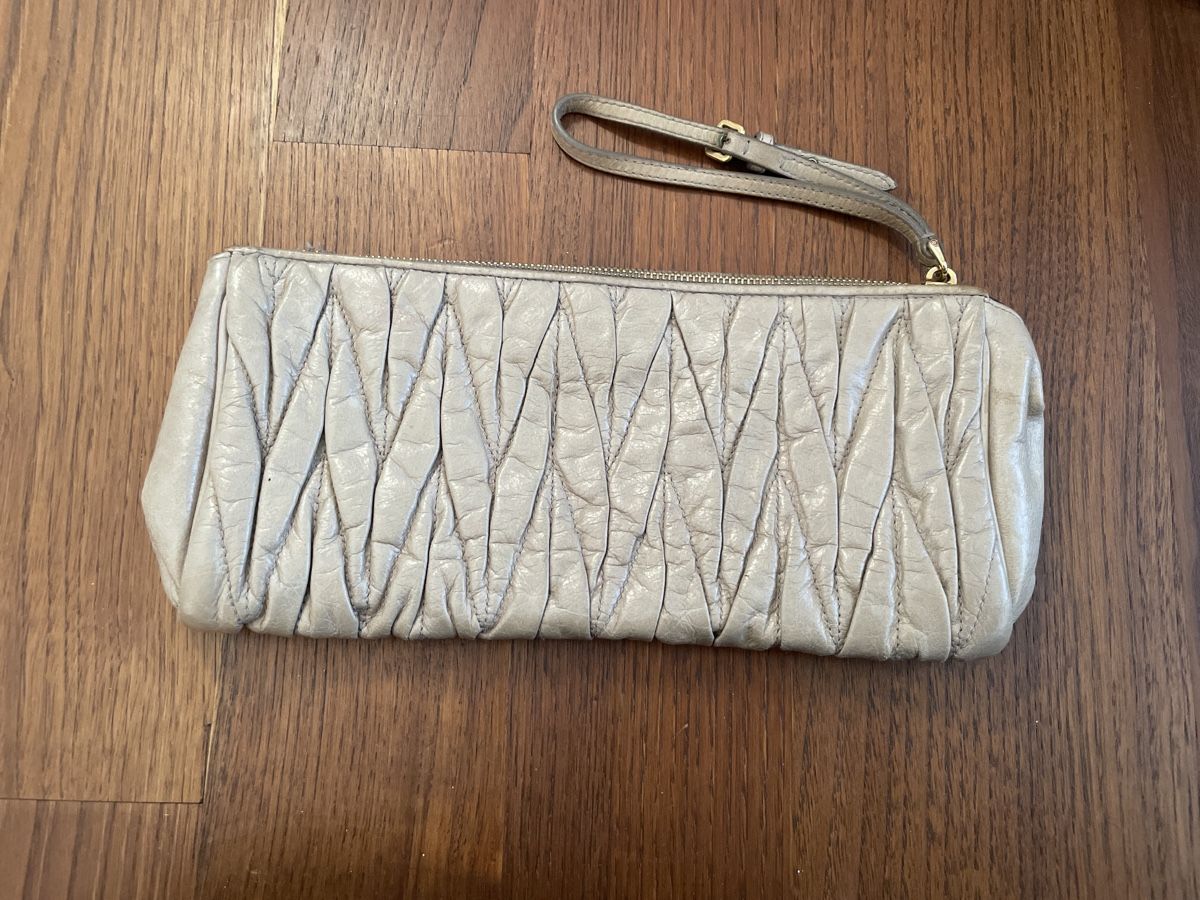 Miu Miu Borse da donna: Miu Miu Clutch Beige Leder – Nuovo (secondo la descrizione) da Niederglatt ZH venduto da ctulimp 1