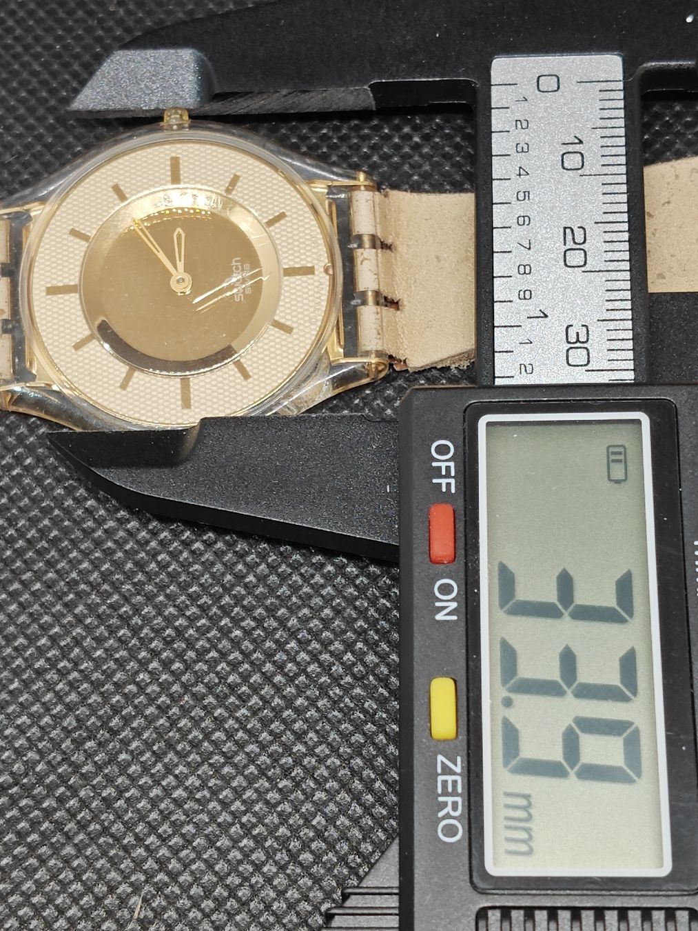 Swatch Orologi: Swatch Swiss 2001 Gold Transparent 33mm – Difettoso da Wangen an der Aare venduto da RetroKontor 3