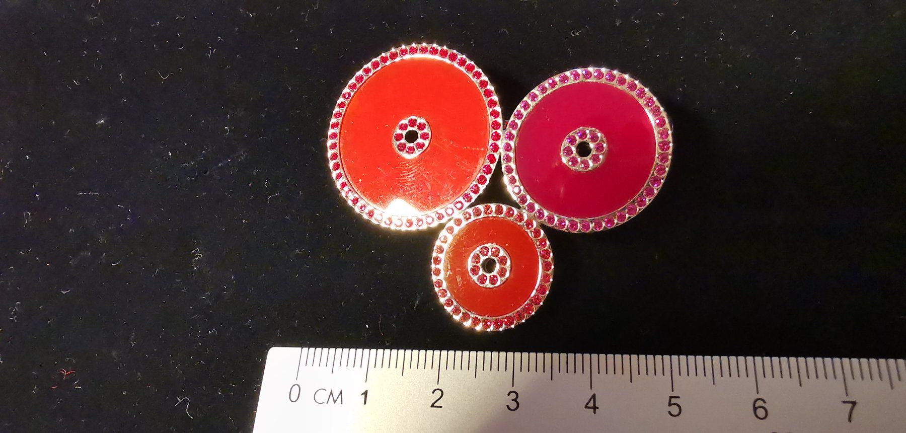 Swarovski Spille & Fermagli: Swarovski Brosche rote Kreise rar – Nuovo (secondo la descrizione) da Zürich venduto da Efriede 1