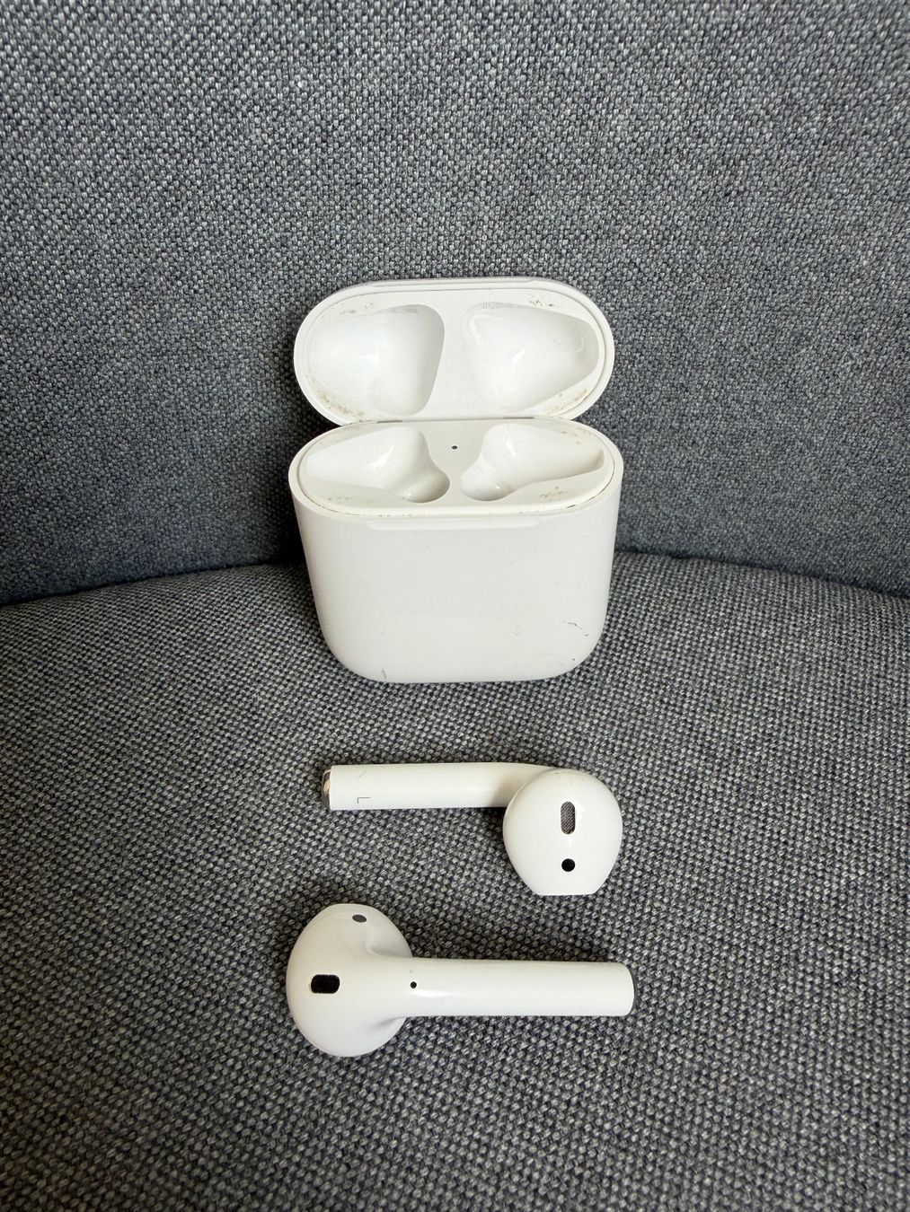 Apple Casques audio: Apple AirPods 2. Generation mit Ladecase und Kabel – D'occasion à Zug par nadine.xx 1