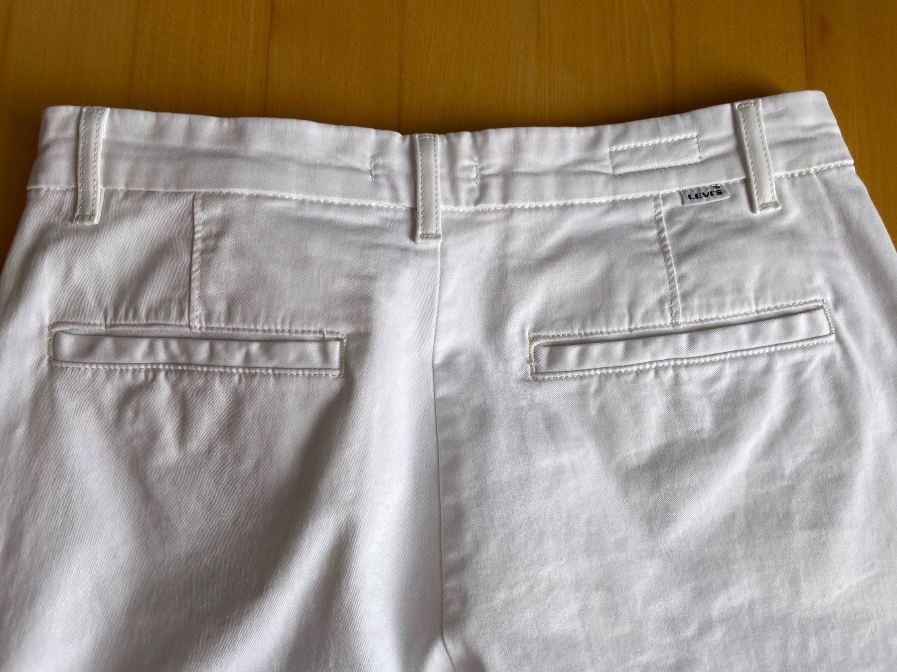 Levi's Pantaloni: Lewvi's Chino weiss Gr. 29 – Usato da Münchenstein venduto da ann_2n6y 2