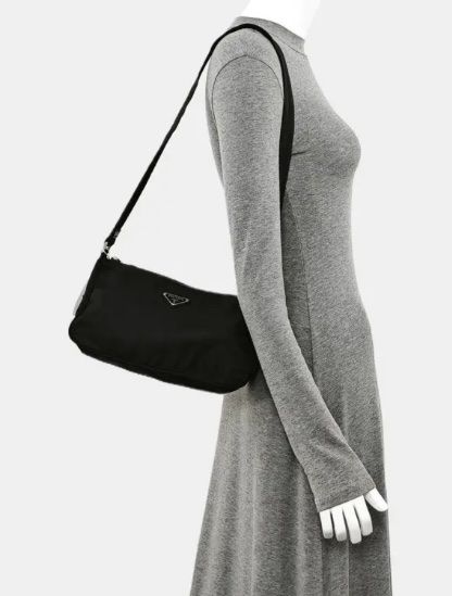 Prada Taschen: Prada Nylon vintage shoulder bag – Gebraucht aus Epalinges von MyVintageWorld 1