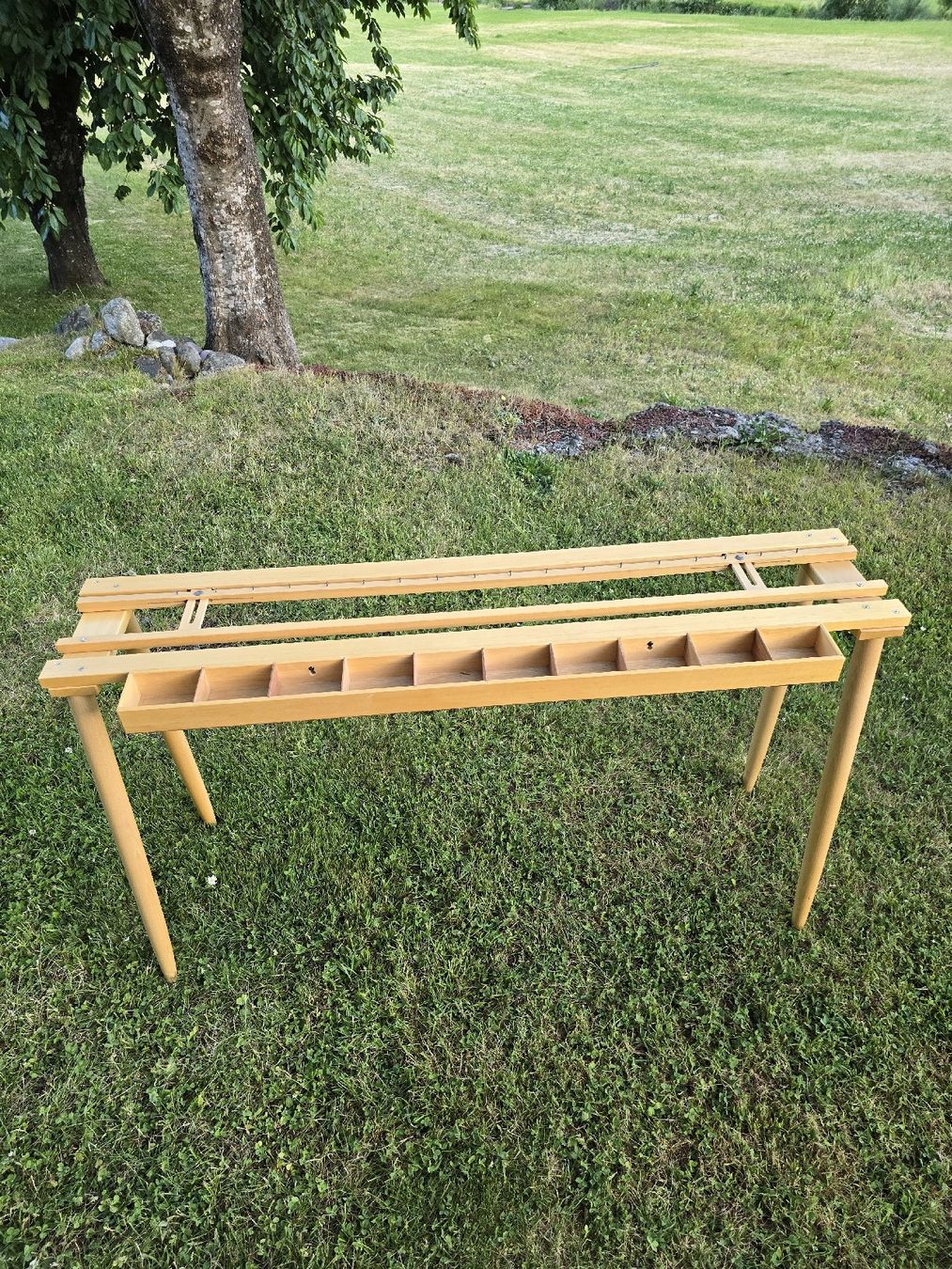 Tavoli: Knüpftisch aus Holz – Usato da Disentis/Mustér venduto da cla_l9hf
