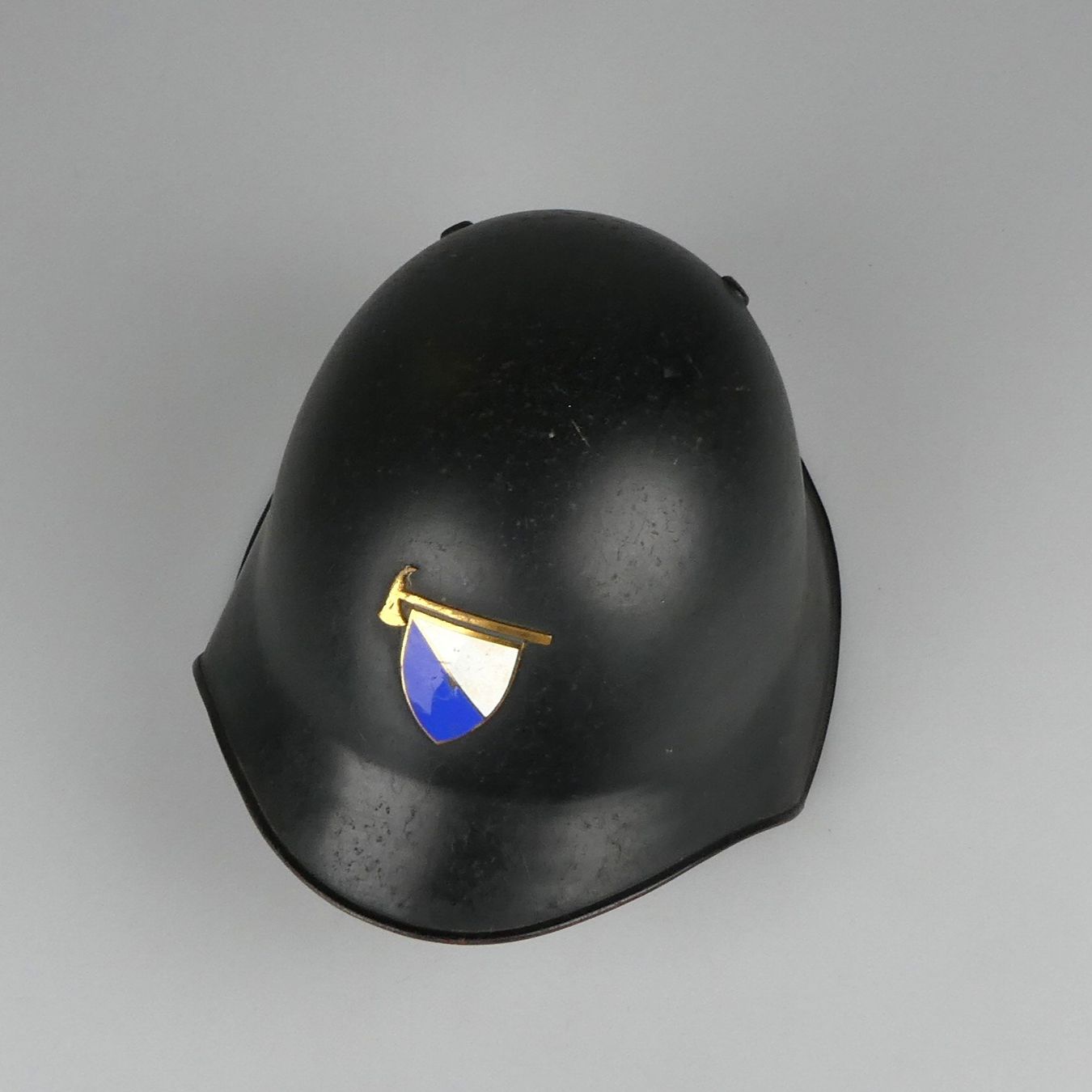 Feuerwehr: Schweizer Feuerwehr-Stahlhelm – Gebraucht aus Volketswil von brockipfannenstil 2