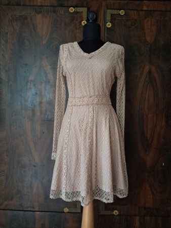 puderfarbenes Kleid . sehr feminin . S .